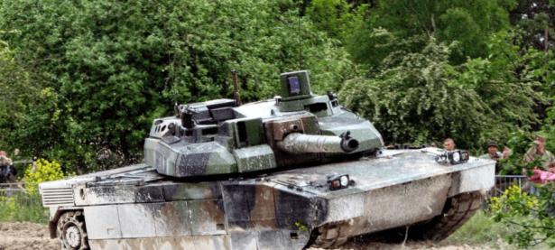 法国陆军列装首辆升级版勒克莱尔XLR主战坦克