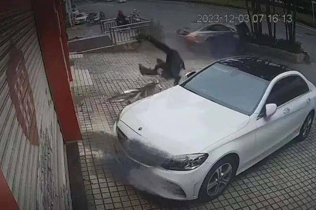 深圳街头奔驰跑车失控撞飞路人，附近商户：被撞行人是买菜老人家，已身亡！