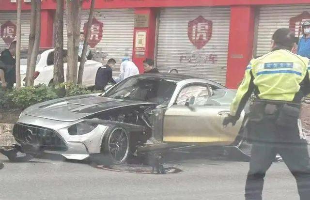 深圳街头奔驰跑车失控撞飞路人，附近商户：被撞行人是买菜老人家，已身亡！