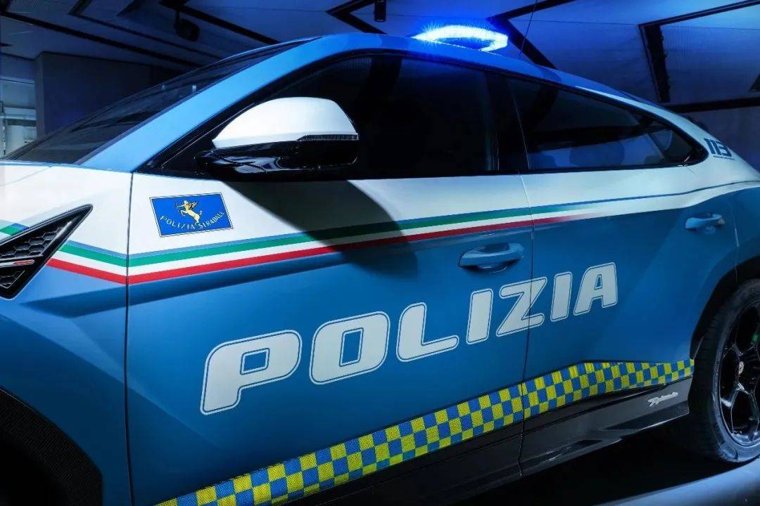 意大利国家警察局，又收获一辆兰博基尼Urus