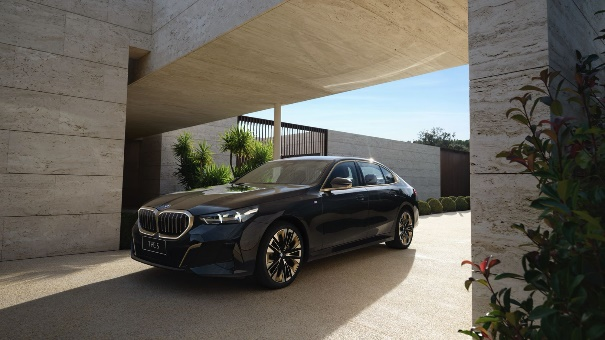 驾趣有道，智驾由心，全新BMW 5系将BMW经典驾驶乐趣带入新时代