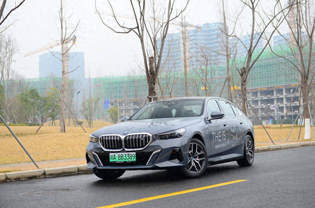 试驾创新纯电动BMW i5: 逐风追“电 ”